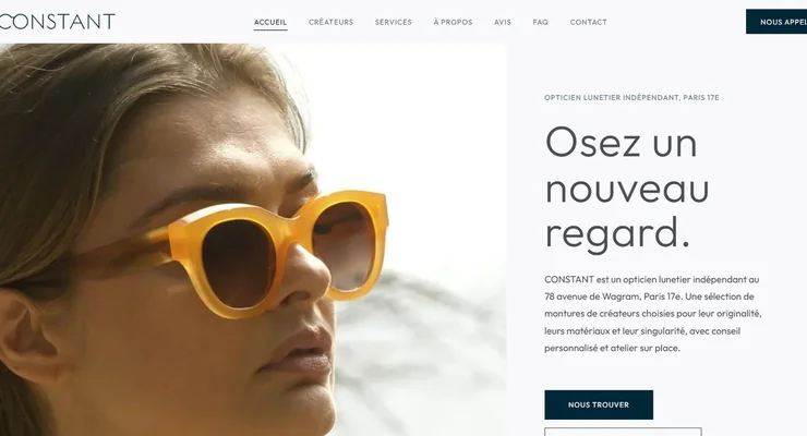 Page d'accueil du site CONSTANT Opticiens, portrait en gros plan d'une femme portant des lunettes ambre à gauche, titre Osez un nouveau regard à droite.