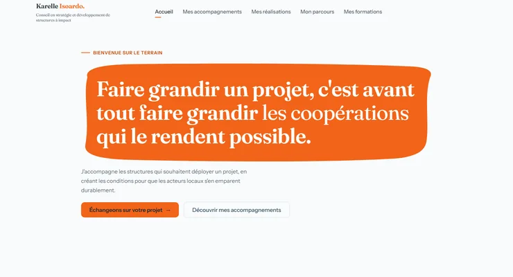 Page d'accueil du site de Karelle Isoardo, grand titre blanc sur un aplat orange organique.