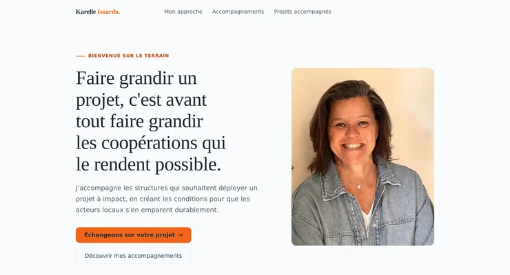 Page d'accueil du site de Karelle Isoardo, titre en gros caractères à gauche et portrait souriant à droite.